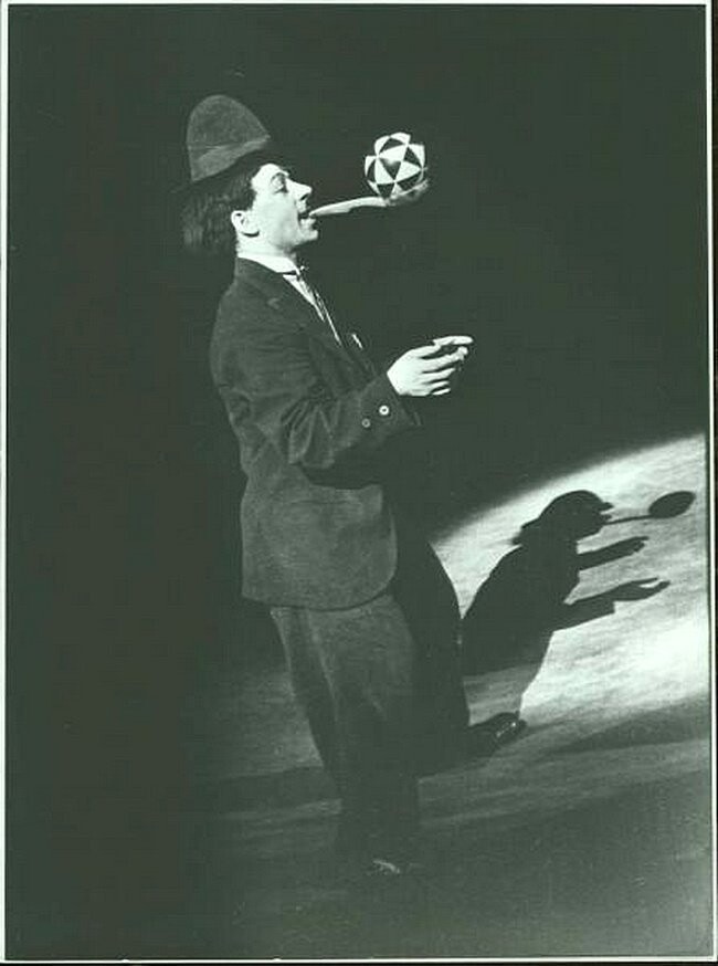 Клоун Карандаш - жонглер. Дата съемки: 1940 год. Автор: Александр Родченко