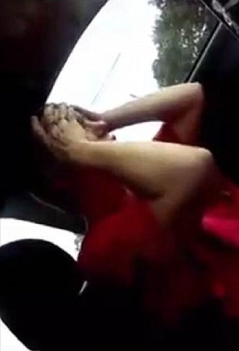 Шокирующее видео: мать "под кайфом" пытается довезти дочек до дома