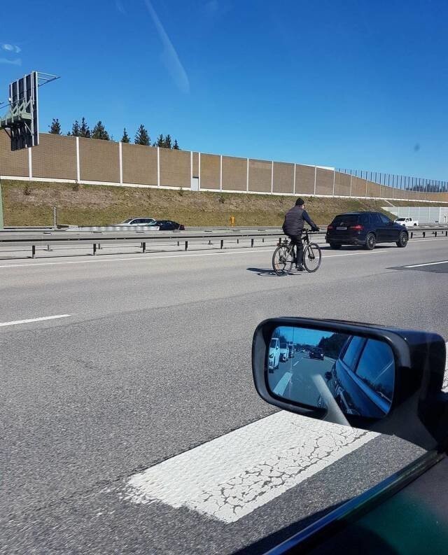 Велосипедист на автостраде
