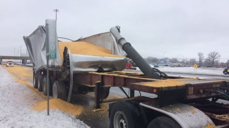 В Канаде грузовик с поднятым кузовом протаранил мост и рассыпал зерно по шоссе