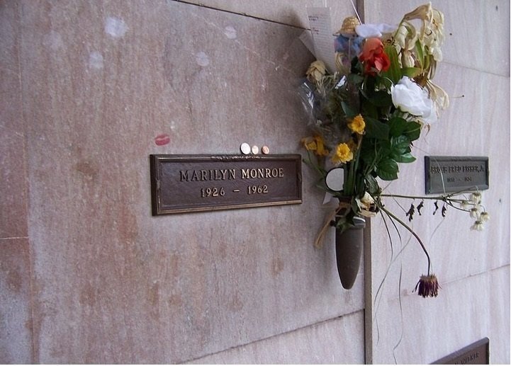 Продано место на кладбище рядом с Мэрилин Монро