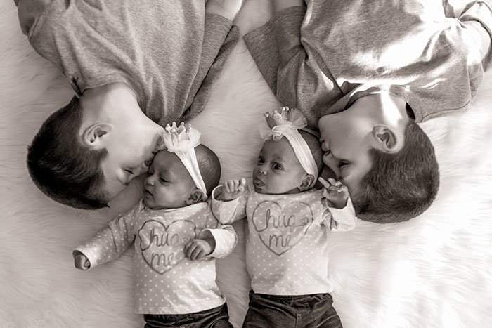 Рождение двух пар близнецов у одной женщины - довольно редкий случай, шансы которого составляют 0,0014 процента