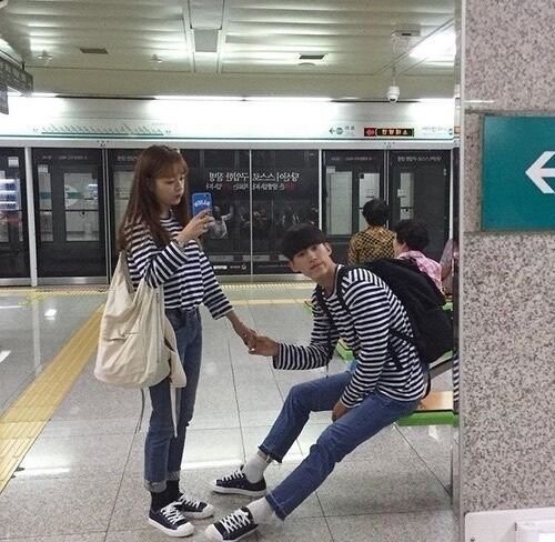 А еще корейцы обожают все парное. Если вы видите на улице двоих в одинаковой одежде — значит, они встречаются. (Шутка про то, что так ты не перепутаешь своего азиата с другими.)
