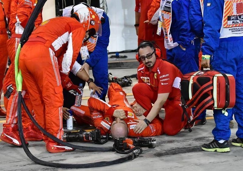 Формула-1: механик Ferrari получил перелом ноги во время пит-стопа