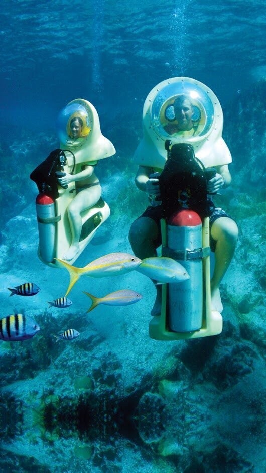 7. Отправляйтесь на Багамы и попробуйте покататься на подводных скутерах–субмаринах