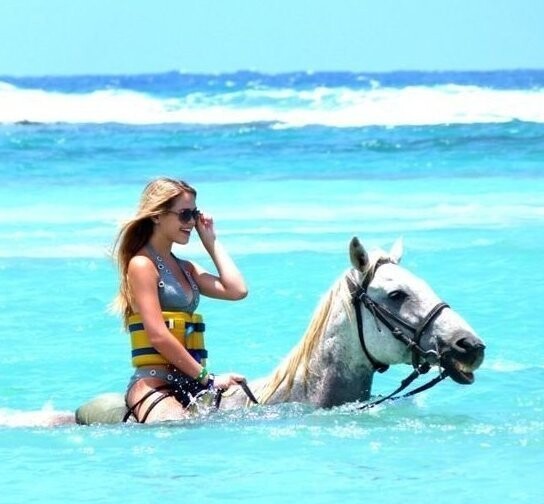 8. На Ямайке можно покататься на лошадях в прозрачной воде