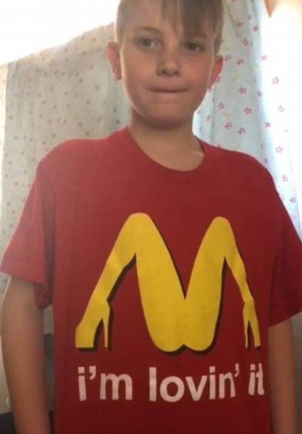 Младшеклассник надел в школу похабную футболку, приняв ее за рекламу "Макдоналдса"