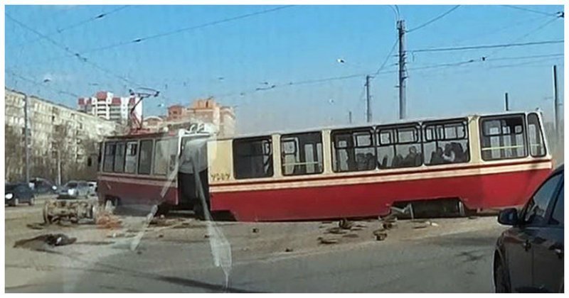 В Петербурге трамвай с пассажирами развалился на ходу: видео