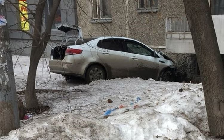 Авария дня. В Екатеринбурге легковушка врезалась в стену жилого дома