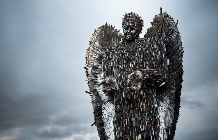 Скульптура ангела из 100 тысяч ножей, конфискованных полицией  