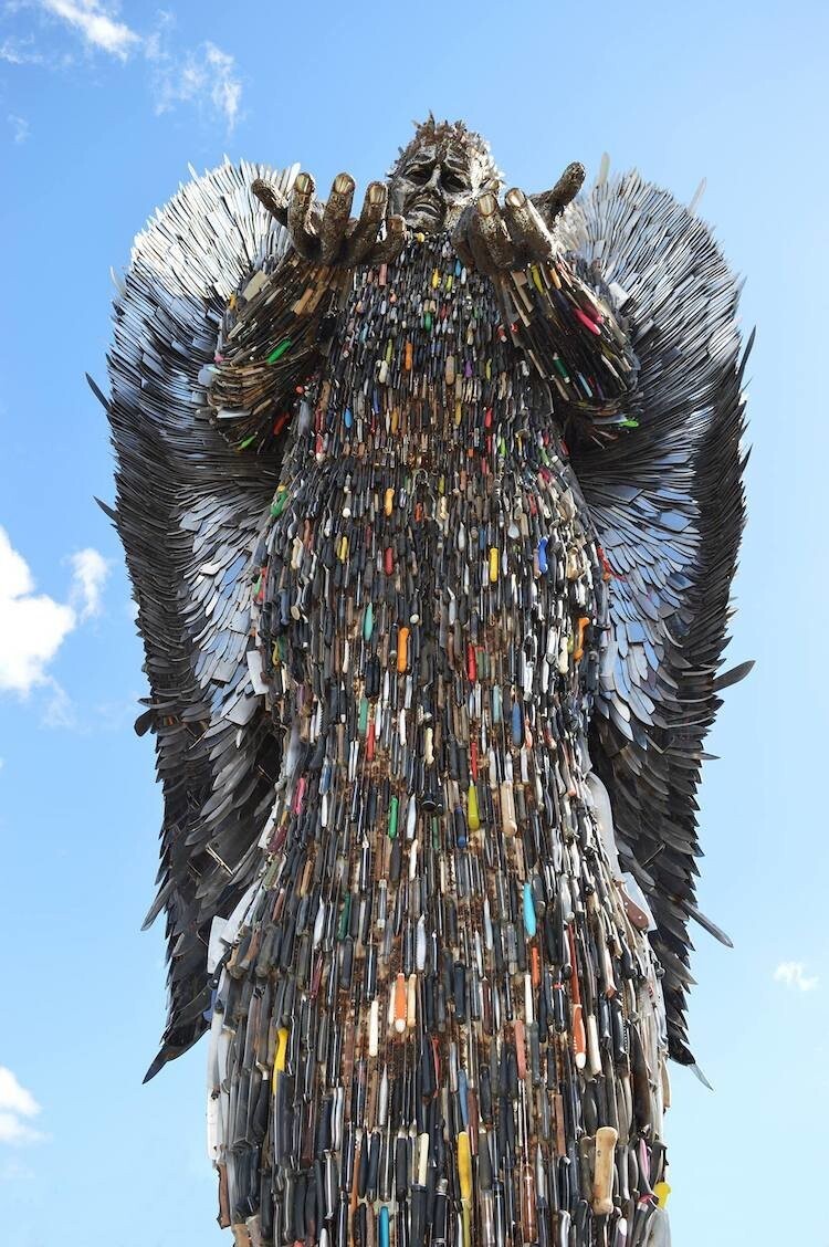 Скульптура ангела из 100 тысяч ножей, конфискованных полицией  