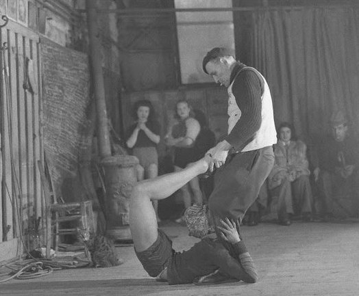 13. Ганс Уайт заснял тренировку в школе для акробатов Gymnase Saulnier в Париже, 1947 год