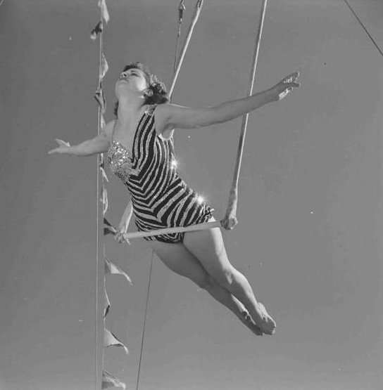 2. А вот снимок из 1952 года: акробатка на трапеции