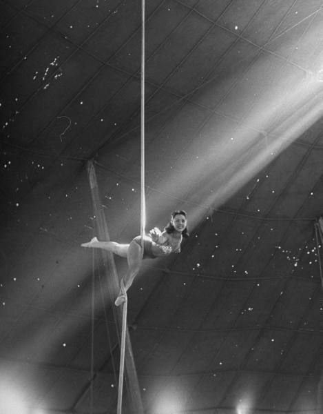 8. Белла Аттарди тренируется выполнять воздушный балет для цирка Ringling Bros, 1949 год