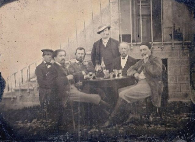 Выпивающие художники-постимпрессионисты, Париж, декабрь 1887 года. Второй слева — Эмиль Бернар, третий слева — Винсент Ван Гог, стоящий в центре — Андре Антуан, с правого края — Поль Гоген. 