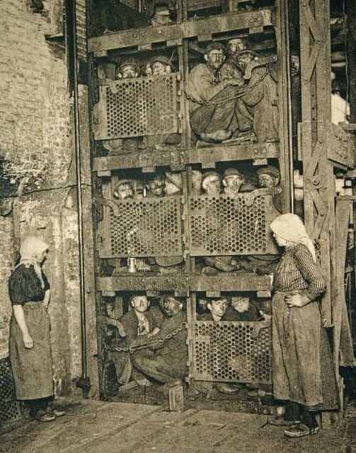 Бельгийские шахтёры спускаются в шахту на лифте, 1900 год. 
