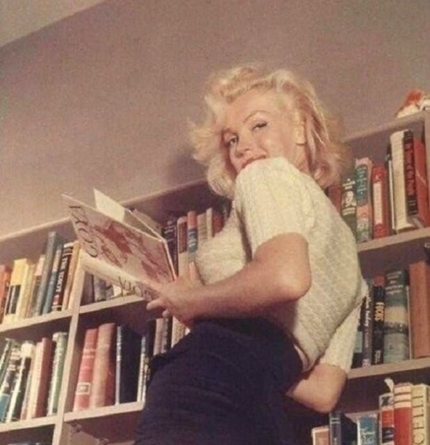 Мэрилин Монро в домашней библиотеке, 1953 год. 