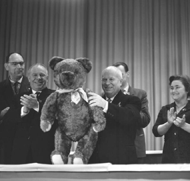 Никита Хрущёв и плюшевый медведь, который ему подарили работники завода телевизионной электроники, ГДР, Берлин, 18 января 1963 года.