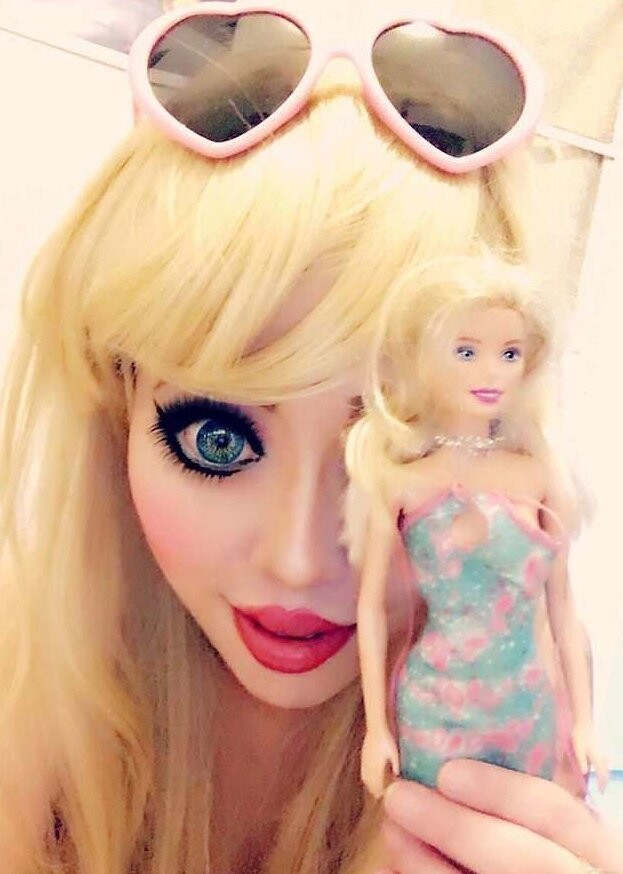 Фанатка Барби потратила $60 000, чтобы стать похожей на любимую куклу