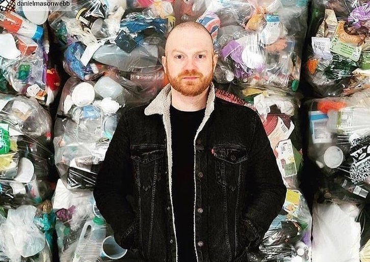 Британец Дэниел Вебб создал социальный проект Everyday Plastic с целью показать, насколько велика экологическая проблема на планете