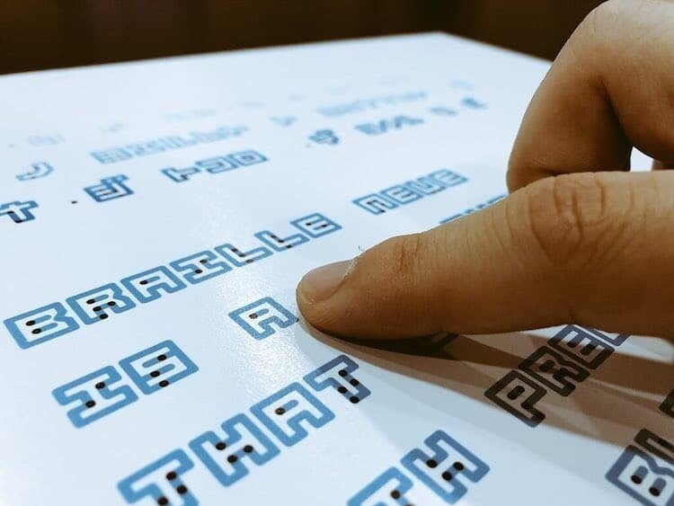 Японец придумал метод, для написания надписей с помощью шрифта Брайля