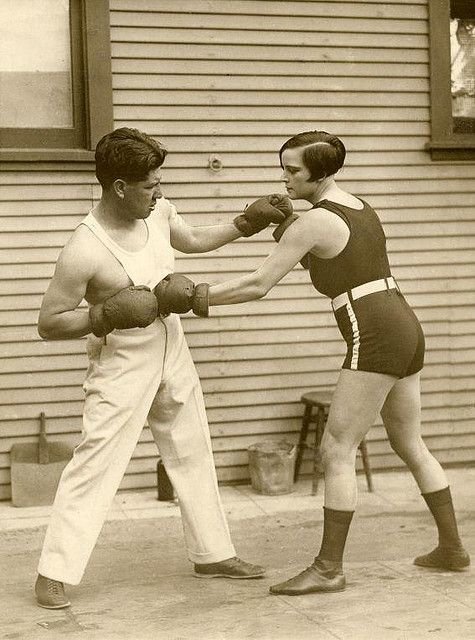 2. Луиза Адлер - чемпионка в легком весе - готовится отстаивать титул, 1926 год