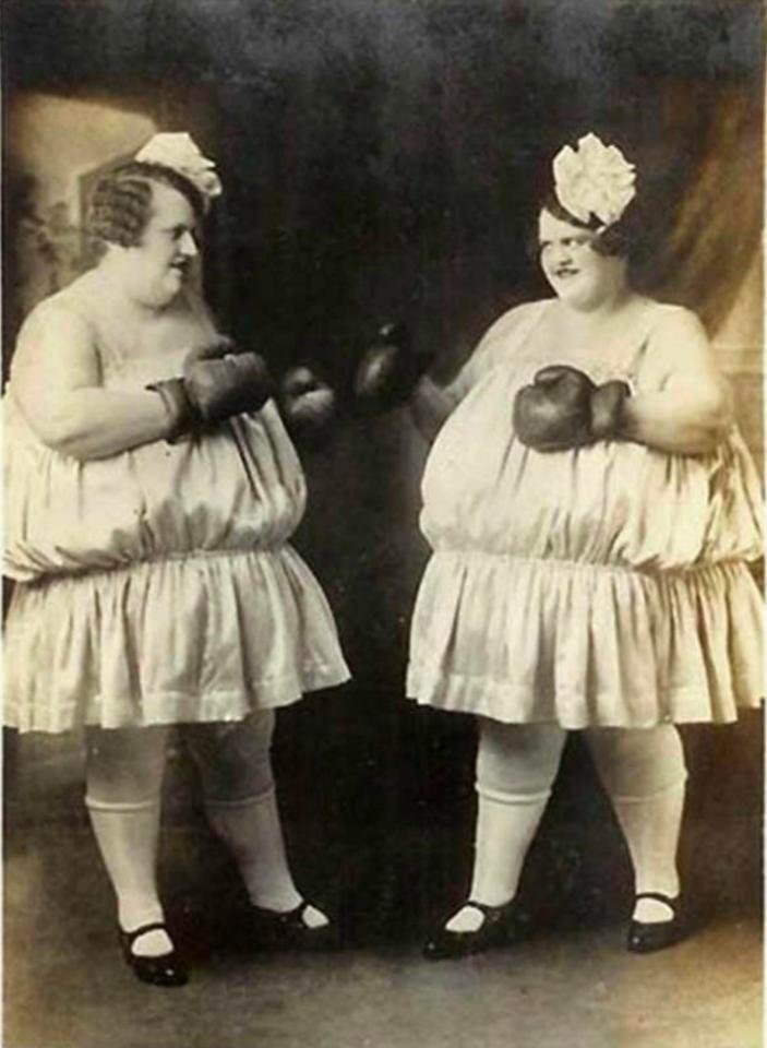 8. Для многих в те времена женский бокс был развлечением, занятием фриков. На фото сестры Карлсон, их программа известна под названием "Борьба жирных девочек"