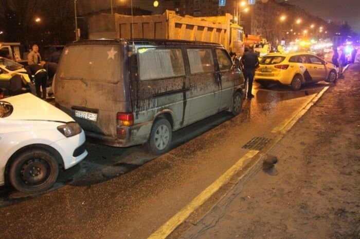 Авария дня. В Москве самосвал протаранил девять автомобилей