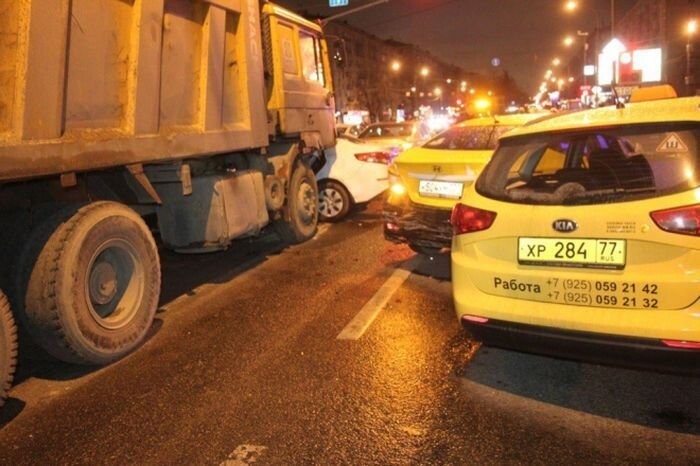 Авария дня. В Москве самосвал протаранил девять автомобилей