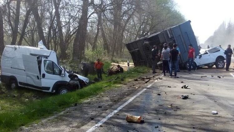 В Адыгее прицеп с зерном раздавил два автомобиля на встречной полосе