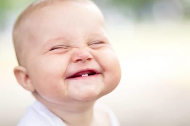 В среднем дети смеются 400 раз в день, взрослые смеются 15 раз в день.