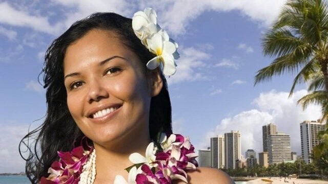 Если жительница Гавайских островов кладёт цветы за правое ухо, она сообщает тем самым, что доступна. Чем больше цветов, тем сильнее её желание.
