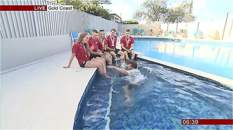Видео: спортивный комментатор падает в бассейн во время репортажа