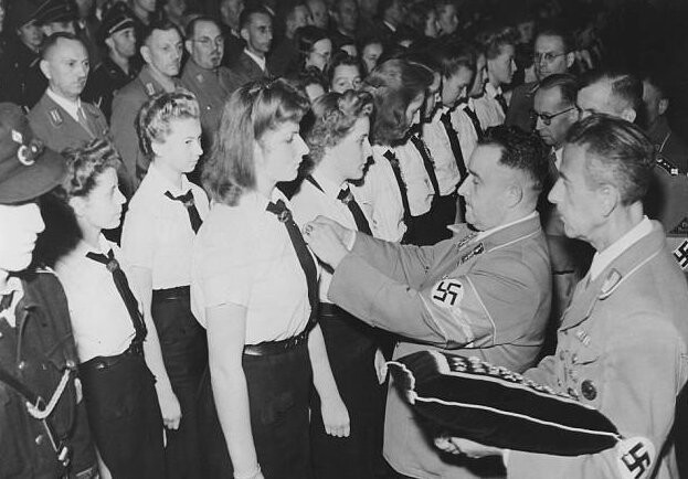 Сотни девочек забеременели во время молодежного съезда в гитлеровской Германии
