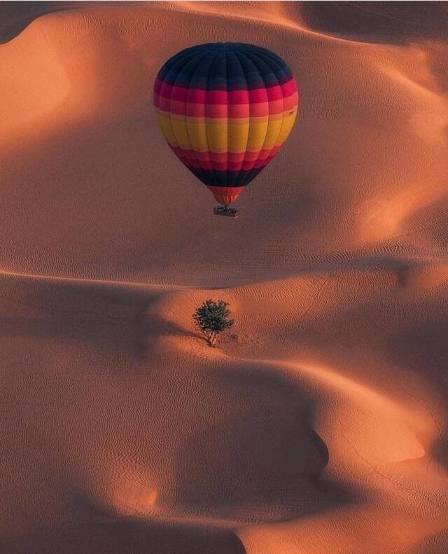 Воздушный шар над пустыней