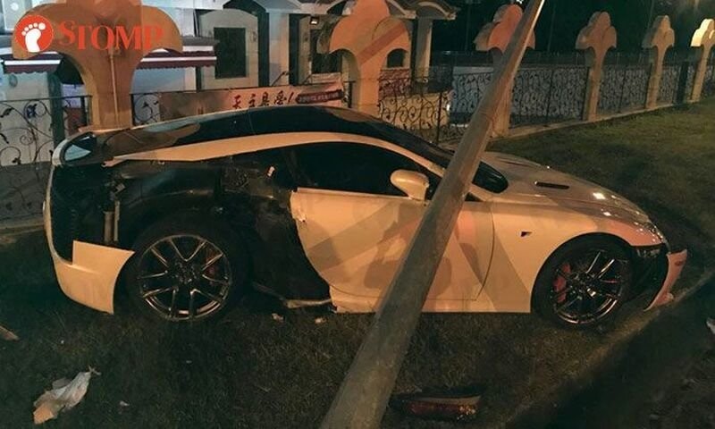 Очень редкий спорткар Lexus LFA разбили в Сингапуре
