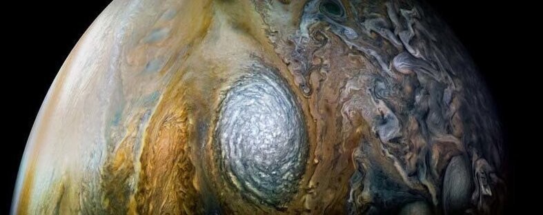 Гилл также опубликовал эту фотографию гигантского белого шторма на Юпитере, который NASA официально называет «антициклоническим белым овалом WS-4»
