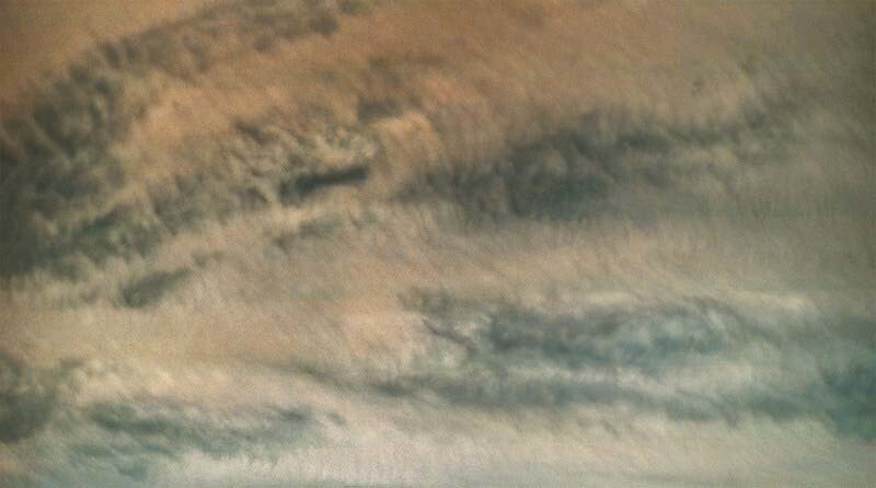 Во время каждого перийова «Юнона» проходит в нескольких тысячах километров от облачных вершин Юпитера. При этом скорость зонда достигает около 200 тысяч километров в час