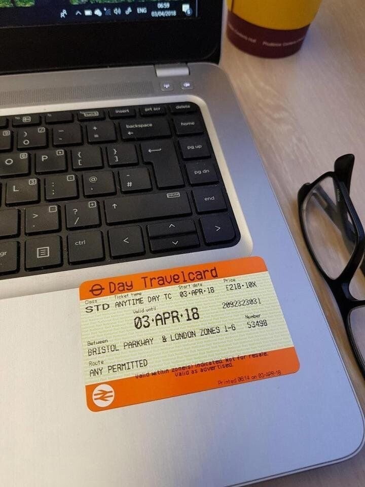 Всё дело в том, что билет на поезд стоил слишком дорого. Увидев на Reddit пост такого же страдальца с фотографией билета за 218 фунтов стерлингов, Том решил действовать иначе.