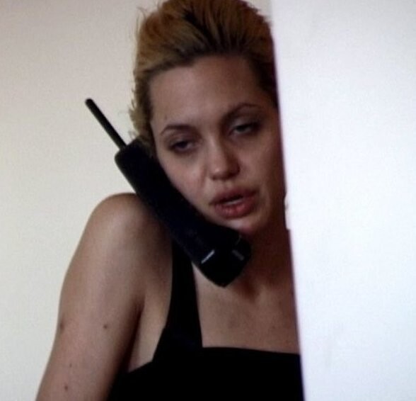 13. Джоли все еще находится под кайфом и стремительно худеет