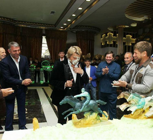 А во время посещения Чечни стал посмешищем, когда в шутку получил тортом в лицо