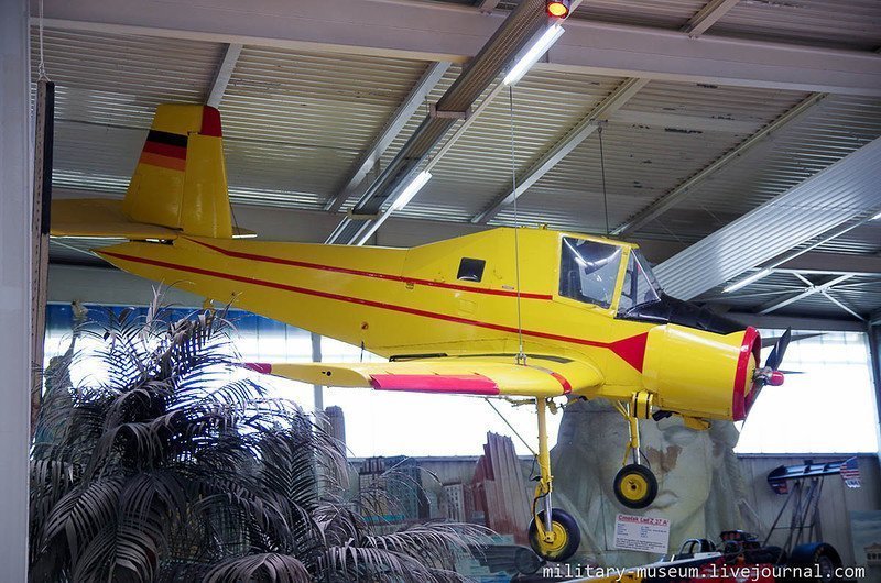 Авиация в ангарах в Музее техники в Зинсхайме