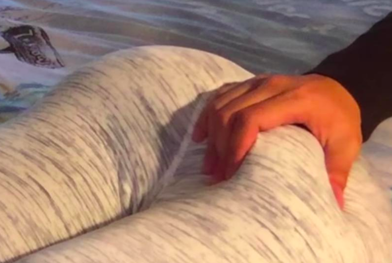 В рекламном ролике авторы идеи акцентируют внимание на то, что мужчинам эта подушка особенно понравится, ведь ее можно щупать, когда захочется