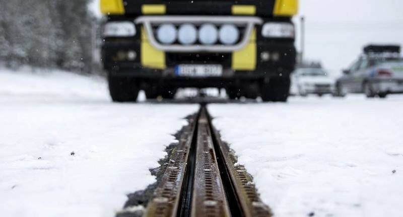 Первая в мире электрифицированная дорога для зарядки электромобилей открылась в Швеции