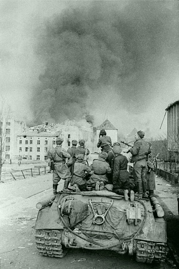 Советские солдаты на танке ИС-2 во время боев за Данциг (ныне Гданьск (Gdańsk) в составе Польши).  Германия, март 1945 