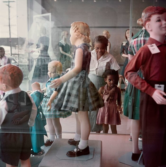 7. Девочка и ее бабушка рассматривают витрины магазина, Мобил, Алабама, 1956 г.