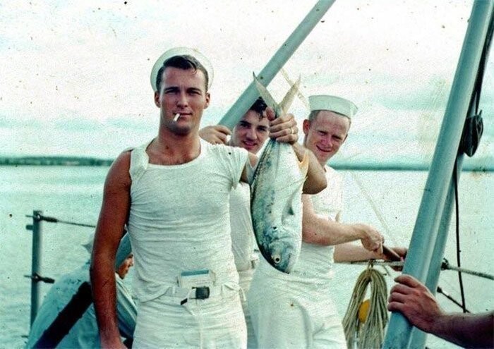 3. Крутые ребята на отдыхе - рыбалка, сигарета в зубах, сигаретная пачка в рукаве футболки, книга за поясом штанов, 1950-е гг.