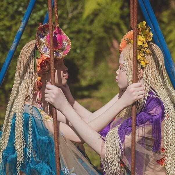 Редкие цветы: близнецы-альбиносы Лара и Мара Бавар, которые покорили модную индустрию
