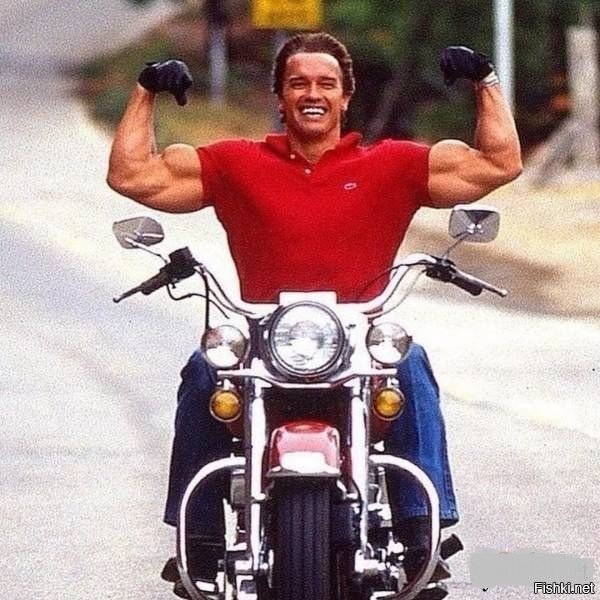 Арнольд настолько  сильный  , что может управлять мотоциклом держась за руль ...