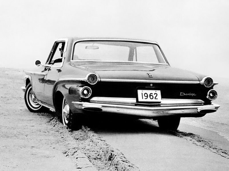 История провальной полноразмерной линейки Dodge/Plymouth 1962 модельного года тому наглядное подтверждение.